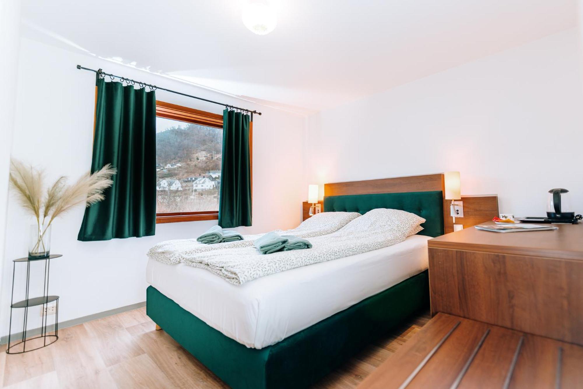 Hotel Nokling & Camping Hjelmeland 외부 사진